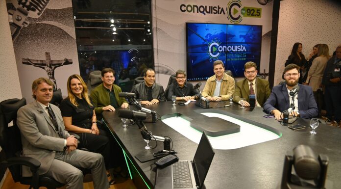 Rádio com CNPJ e concessão para atuar na cidade de BELO CAMPO, teve o transmissor lacrado pela ANATEL, após ser instalada e inaugurada em VITÓRIA DA CONQUISTA, distante 64 km, com participação de ACM NETO; O deputado JORGE SOLLA comentou: "ACM NETO já começa sua campanha, literalmente, na frequência ilegal"