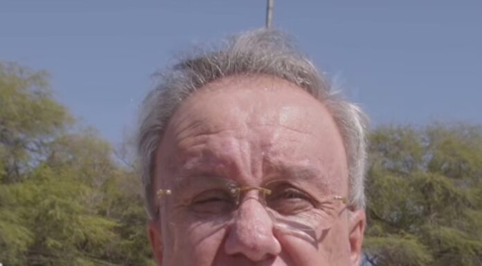 Prefeito de Candiba REGINALDO MARTINS PRADO parabeniza o deputado federal CHARLES FERNANDES pela entrega dos 25 tratores para a região e deseja sucesso ao deputado na caminhada política