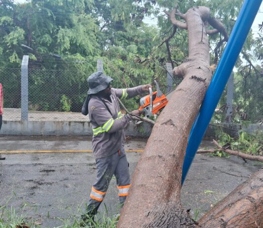 Prefeito de Guanambi e equipes da SEINFRA e Defesa Civil atuam desde a madrugada após temporal de 100mm