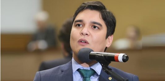 Deputado VITOR BONFIM se encontra travado e tem receio do possível futuro partido (PSB) não atingir o quociente partidário para a formação de uma bancada na Câmara dos Deputados, diz site