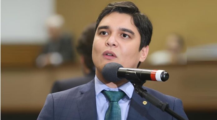 Deputado VITOR BONFIM se encontra travado e tem receio do possível futuro partido (PSB) não atingir o quociente partidário para a formação de uma bancada na Câmara dos Deputados, diz site