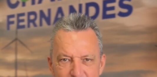 VÍDEO: Deputado CHARLES FERNANDES agradece ao governador JERÔNIMO RODRIGUES por ter autorizado licitação da pavimentação da estrada que liga CACULÉ A CONDEÚBA; "serão mais de 51 km de pavimentação com investimento de 70 Milhões de Reais", afirmou o deputado CHARLES FERNANDES