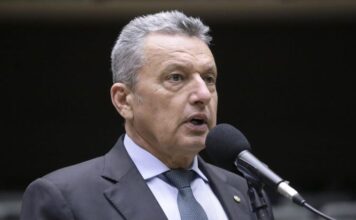 Deputado CHARLES FERNANDES solicita do prefeito de Guanambi NAL AZEVEDO, a doação de um terreno do município para viabilizar a construção de uma NOVA RODOVIÁRIA ESTADUAL em Guanambi; CHARLES se propõe a destinar uma emenda parlamentar no valor de 5 MILHÕES DE REAIS para adiantar a construção da NOVA RODOVIÁRIA DE GUANAMBI