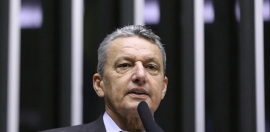 Deputado federal CHARLES FERNANDES parabeniza o empresário ROBERTO MAIA pela construção do NOVO PARQUE DE EXPOSIÇÕES AGROPECUÁRIAS, que viabiliza a volta da EXPO GUANAMBI; em pronunciamento na CÂMARA FEDERAL, CHARLES relembra dos primeiros presidentes da COOPAG