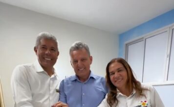 VÍDEO: Governador JERÔNIMO RODRIGUES agradece ao deputado CHARLES FERNANDES pela parceria; gesto e fala do governador é um claro reconhecimento da competência e dedicação do deputado federal CAMPEÃO de votos em Guanambi e região, CHARLES FERNANDES