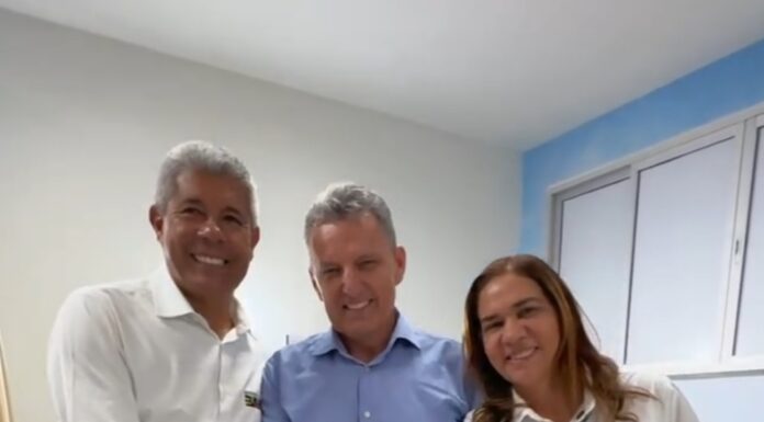 VÍDEO: Governador JERÔNIMO RODRIGUES agradece ao deputado CHARLES FERNANDES pela parceria; gesto e fala do governador é um claro reconhecimento da competência e dedicação do deputado federal CAMPEÃO de votos em Guanambi e região, CHARLES FERNANDES