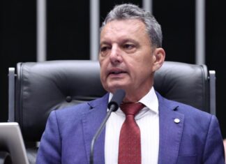 Deputado CHARLES FERNANDES defende moradia popular e anuncia luta por 150 casas para Guanambi
