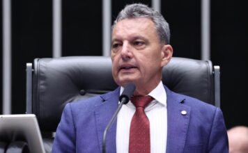 Deputado CHARLES FERNANDES defende moradia popular e anuncia luta por 150 casas para Guanambi