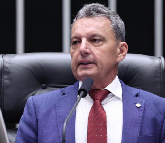 Deputado CHARLES FERNANDES defende moradia popular e anuncia luta por 150 casas para Guanambi