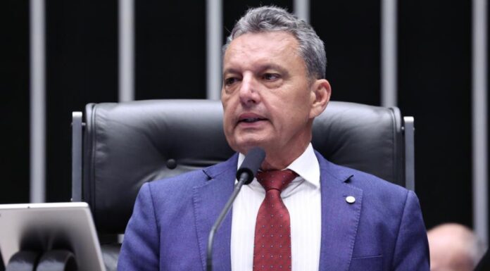 Deputado CHARLES FERNANDES defende moradia popular e anuncia luta por 150 casas para Guanambi