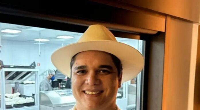 VÍTOR BONFIM: Possível ida da deputada LÍDICE DA MATA para suplência de senador de JAQUES WAGNER não desanima VÍTOR BONFIM, que diz acreditar que os votos de LÍDICE seriam redistribuídos entre os candidatos do PSB