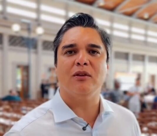 VÍDEO: Pré candidato a deputado federal VÍTOR BONFIM, diz que o governador JERÔNIMO RODRIGUES assinará nesta sexta-feira (03), ordem de serviço com investimento de R$ 4 Milhões para construção do novo HEMOBA de Brumado