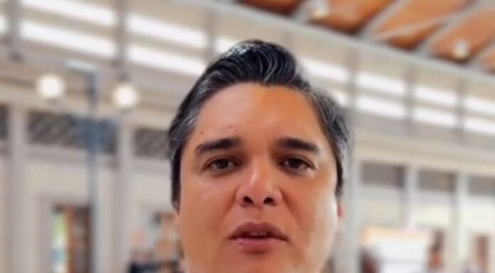 VÍDEO: Pré candidato a deputado federal VÍTOR BONFIM, diz que o governador JERÔNIMO RODRIGUES assinará nesta sexta-feira (03), ordem de serviço com investimento de R$ 4 Milhões para construção do novo HEMOBA de Brumado