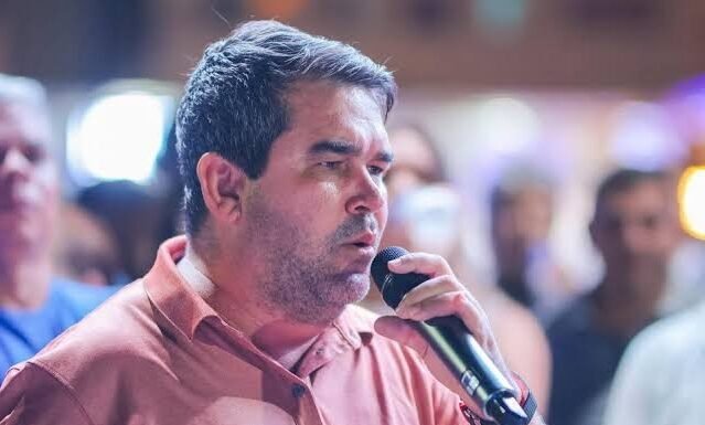 Vice prefeito de Guanambi ZAQUEU RODRIGUES estaria sofrendo pressão para largar de apoiar o candidato a deputado federal DR MARCELO EMERENCIANO, um desconhecido no município e apoiar ARTHUR MAIA