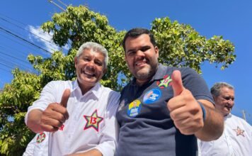 Prefeito do União Brasil de ACM NETO recepciona JERÔNIMO com adesivo do 13 no peito