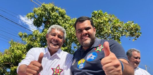 Prefeito do União Brasil de ACM NETO recepciona JERÔNIMO com adesivo do 13 no peito
