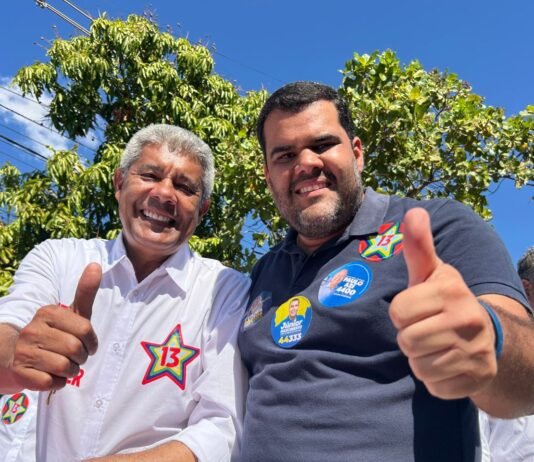 Prefeito do União Brasil de ACM NETO recepciona JERÔNIMO com adesivo do 13 no peito