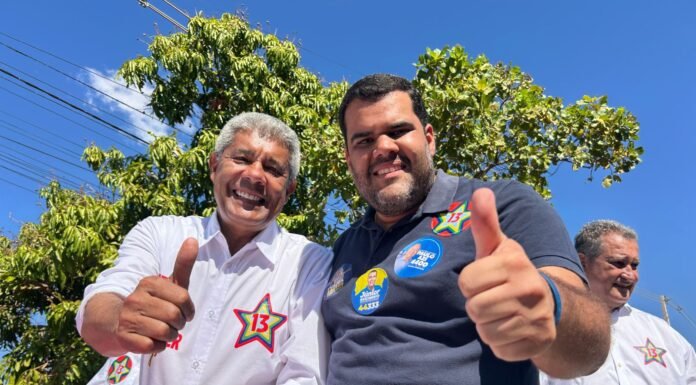 Prefeito do União Brasil de ACM NETO recepciona JERÔNIMO com adesivo do 13 no peito