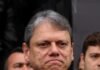 Governador de São Paulo TARCÍSIO DE FREITAS avisa a interlocutores que quer ocupar espaço deixado por FLÁVIO BOLSONARO após fuga do senador para os EUA