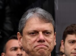 Governador de São Paulo TARCÍSIO DE FREITAS avisa a interlocutores que quer ocupar espaço deixado por FLÁVIO BOLSONARO após fuga do senador para os EUA