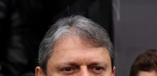 Governador de São Paulo TARCÍSIO DE FREITAS avisa a interlocutores que quer ocupar espaço deixado por FLÁVIO BOLSONARO após fuga do senador para os EUA