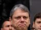 Governador de São Paulo TARCÍSIO DE FREITAS avisa a interlocutores que quer ocupar espaço deixado por FLÁVIO BOLSONARO após fuga do senador para os EUA